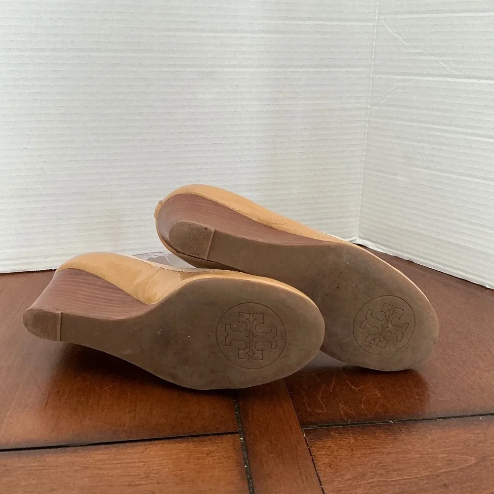 Tory Burch Sally Tan Patent Leather Wedge Pump Gold Logo Medallion Heels 6.5